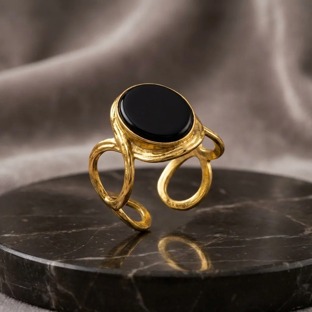 Bague Graphique Dorée – Anneau Ajustable avec Médaillon Noir Intense