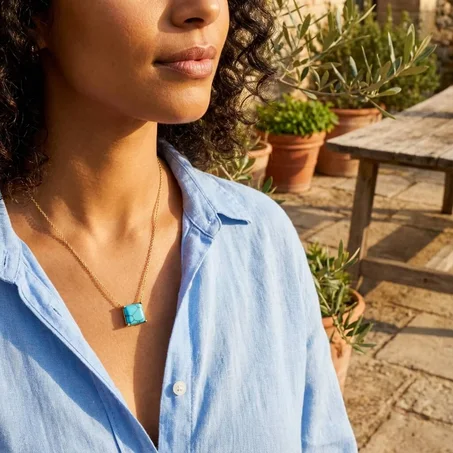 قلادة ذهبية بحجر فيروزي مربّع – أناقة ريفية
