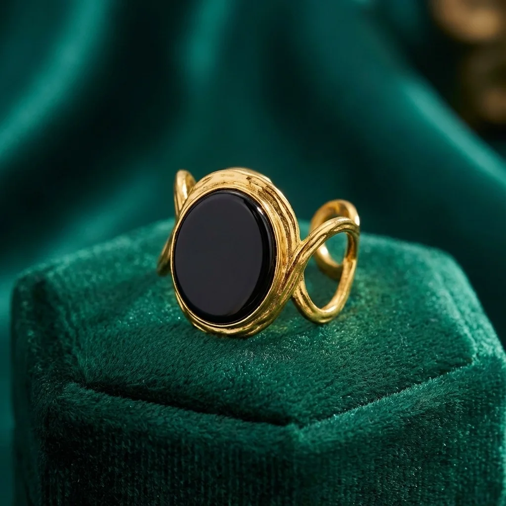 Bague Graphique Dorée – Anneau Ajustable avec Médaillon Noir Intense