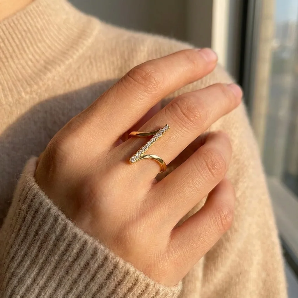 Bague Ajustable Géométrique Dorée – Design Asymétrique en Z avec Barre de Strass
