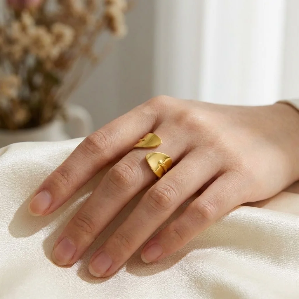 Bague Large Ouverte Dorée – Style Feuille Graphique et Épuré
