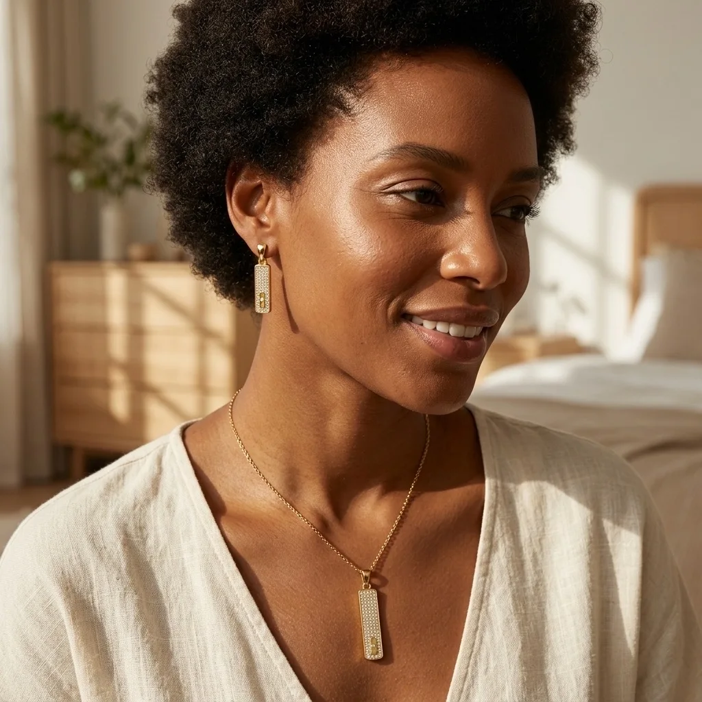 Parure Collier et Boucles d'Oreilles Dorés – Pendentif Barre Pavé & Cristal Coulissant 