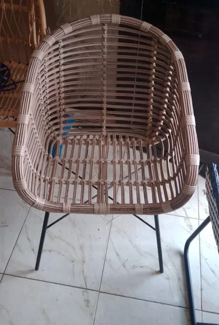 كراسي عصرية من الروتان المنسوجة بهيكل معدني