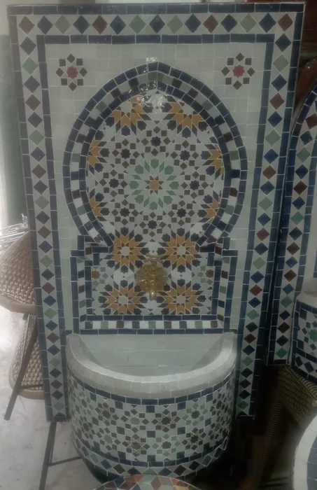 نافورة فسيفساء مغربية تقليدية