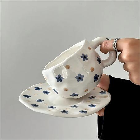 أحب فناجين وأطباق قهوة من السيراميك الزهري ذات قيمة جمالية عالية وأكواب وأطباق مرسومة يدويًا بلون تحت الصقيل