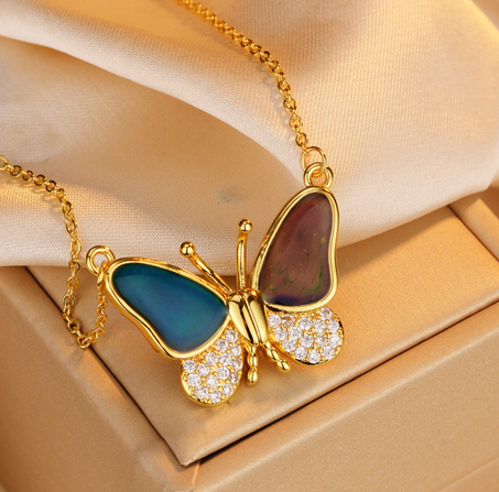 Collier Papillon Lumineux – Élégance et Légèreté à Votre Cou