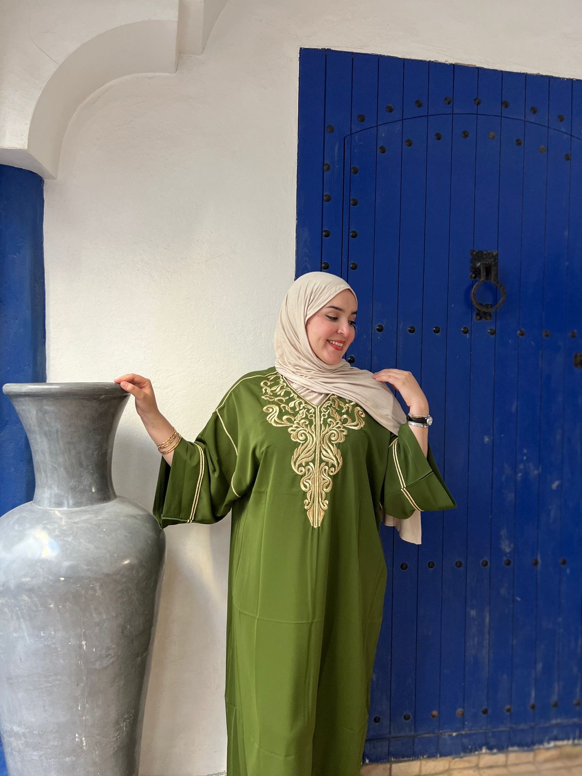 قفطان مغربي أنيق يجمع بين الأصالة والفخامة