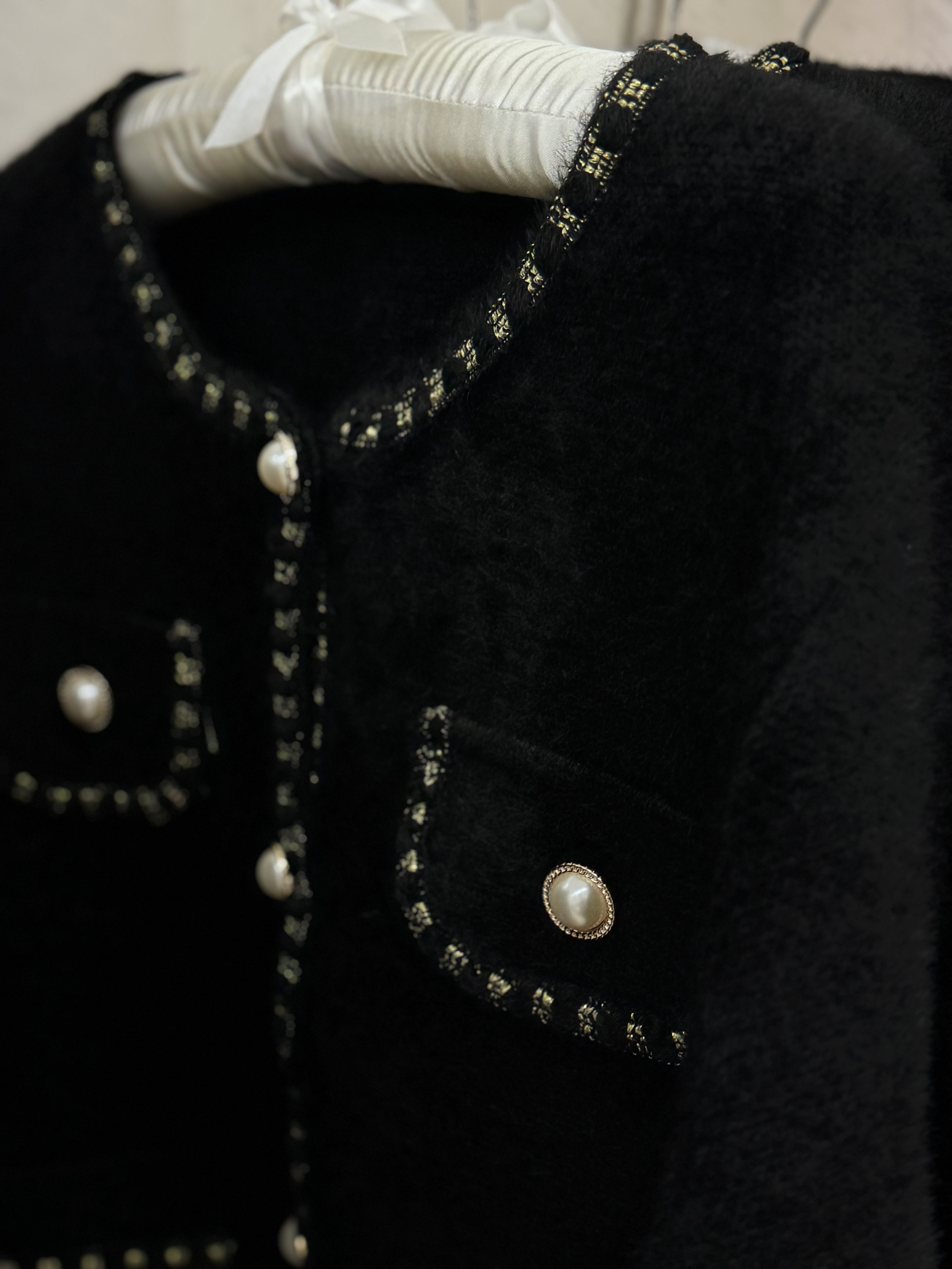 ✨ إطلالة أنيقة بالأسود تجمع بين البساطة والفخامة ✨