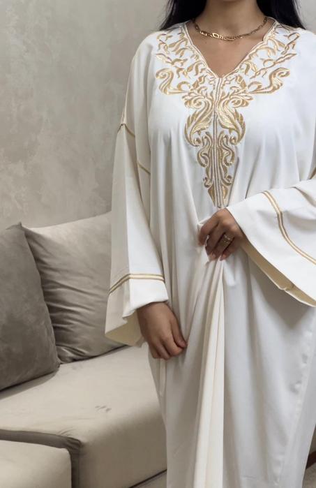 قفطان مغربي أنيق يجمع بين الأصالة والفخامة