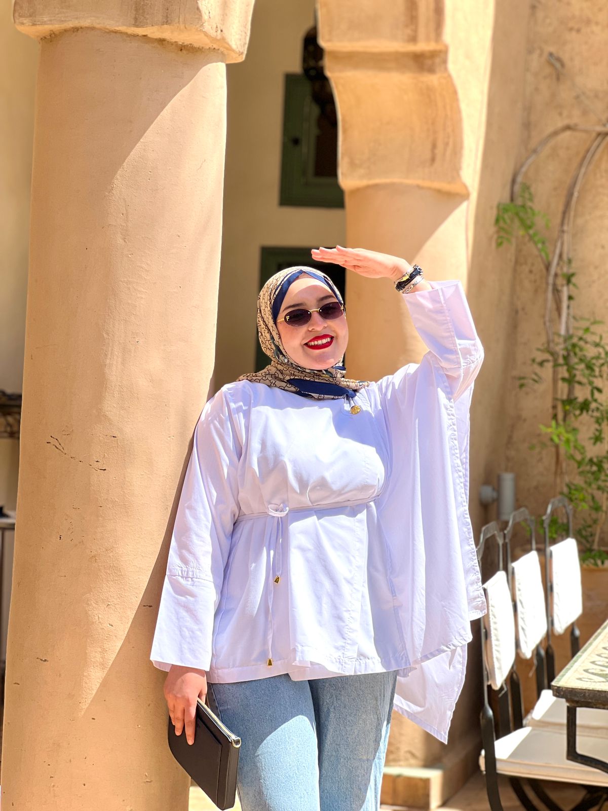 قميص نسائي مميز بقصّة عصرية – لمسة من الأناقة والرقي