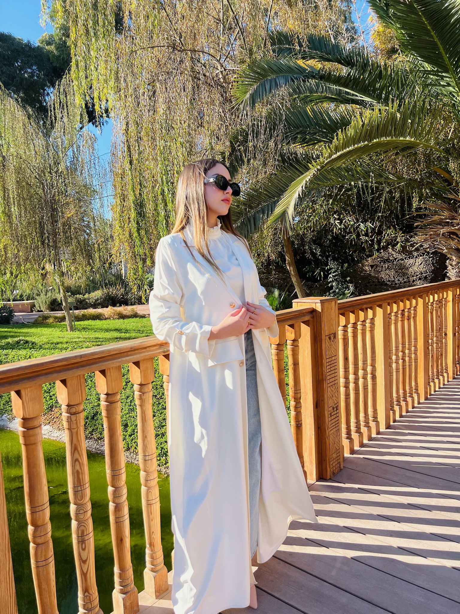 تميزي بإطلالة تجمع بين الأناقة الكلاسيكية واللمسة العصرية مع هاد العباية الفاخرة.