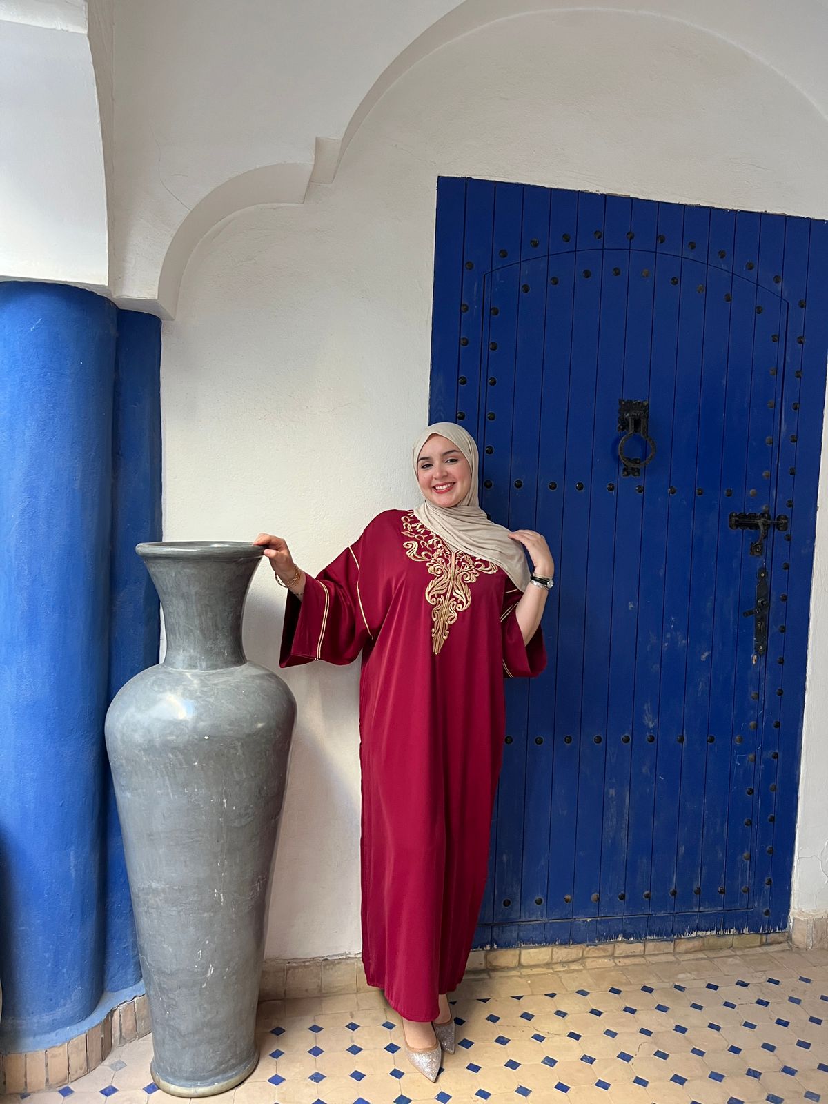 قفطان مغربي أنيق يجمع بين الأصالة والفخامة
