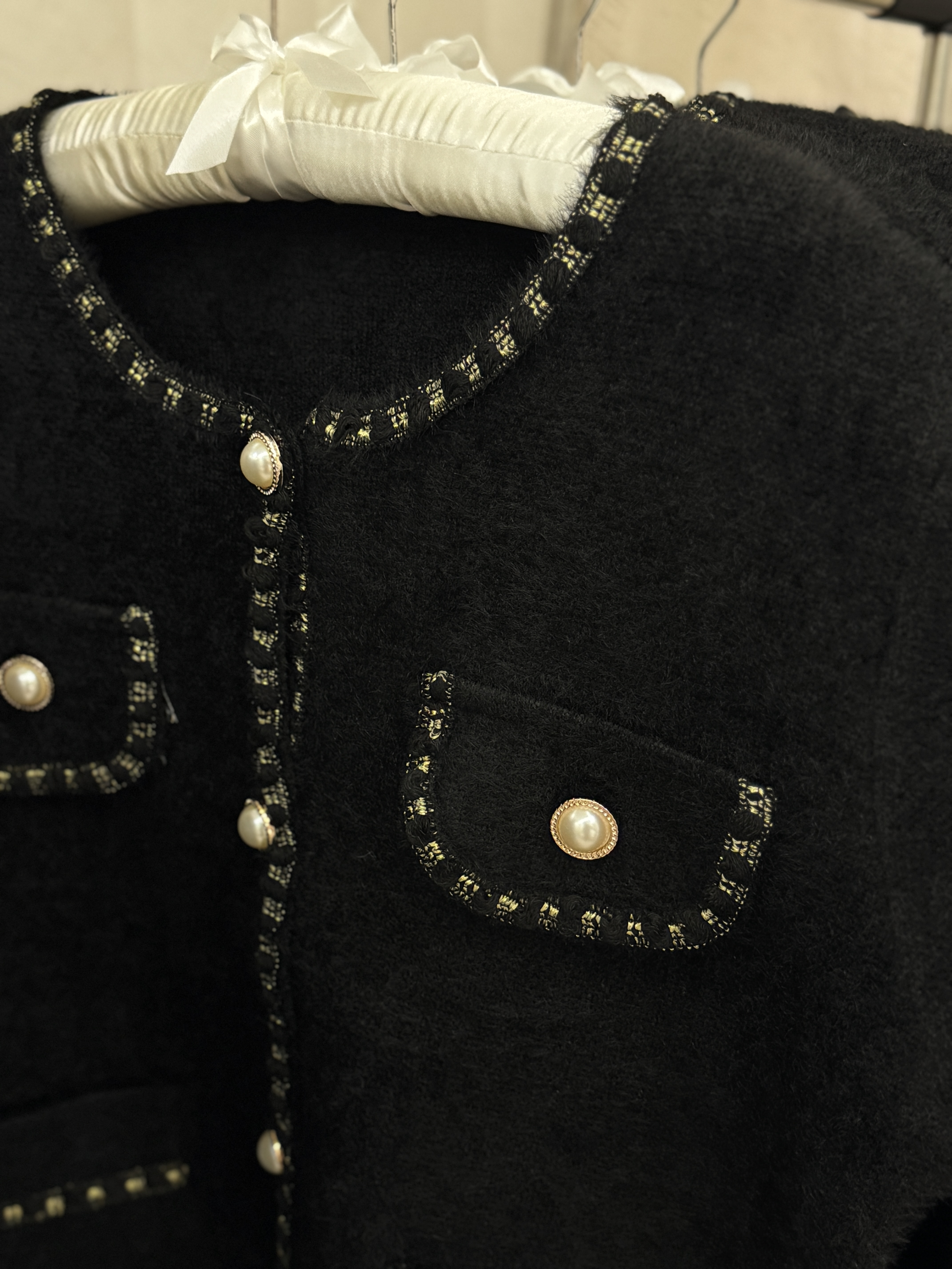 ✨ إطلالة أنيقة بالأسود تجمع بين البساطة والفخامة ✨