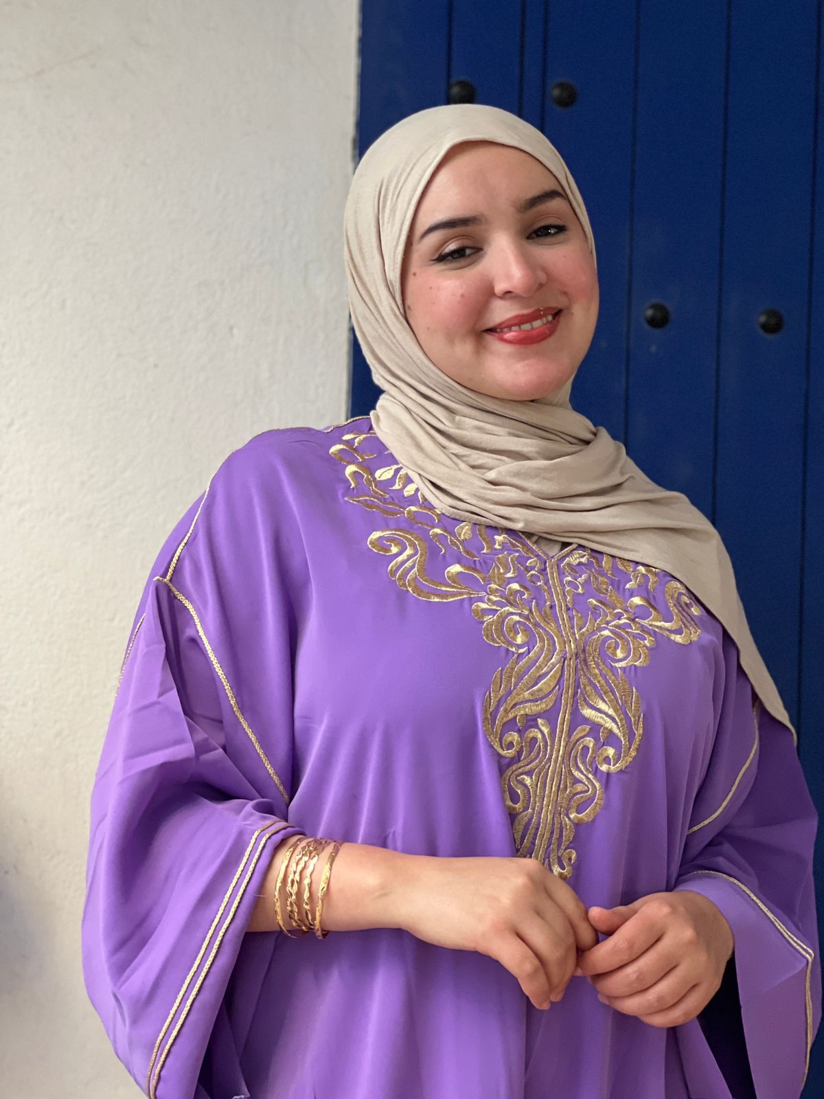 قفطان مغربي أنيق يجمع بين الأصالة والفخامة