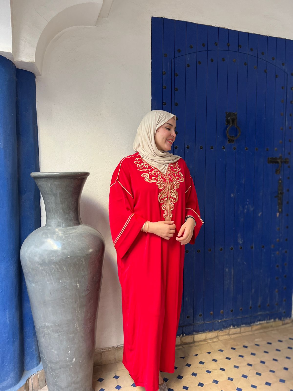 قفطان مغربي أنيق يجمع بين الأصالة والفخامة
