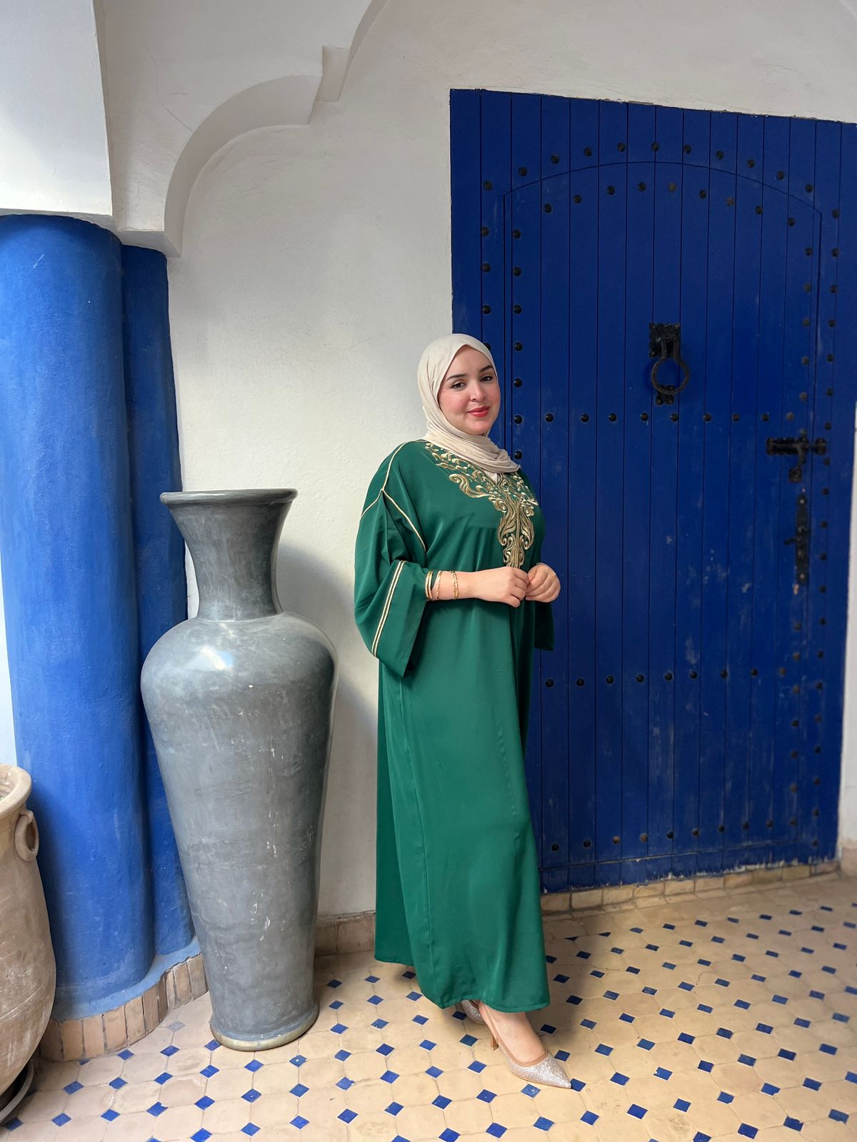قفطان مغربي أنيق يجمع بين الأصالة والفخامة