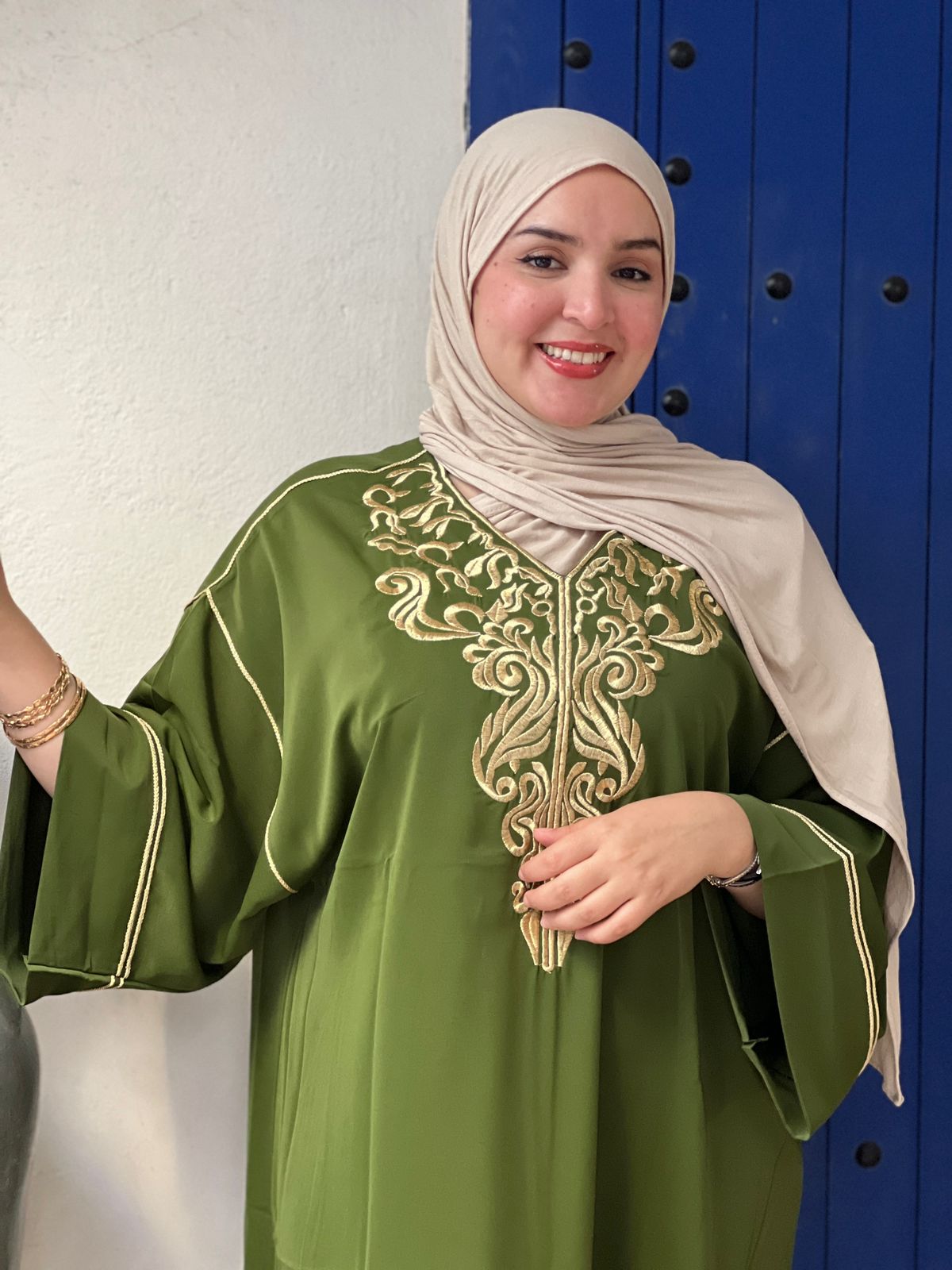 قفطان مغربي أنيق يجمع بين الأصالة والفخامة