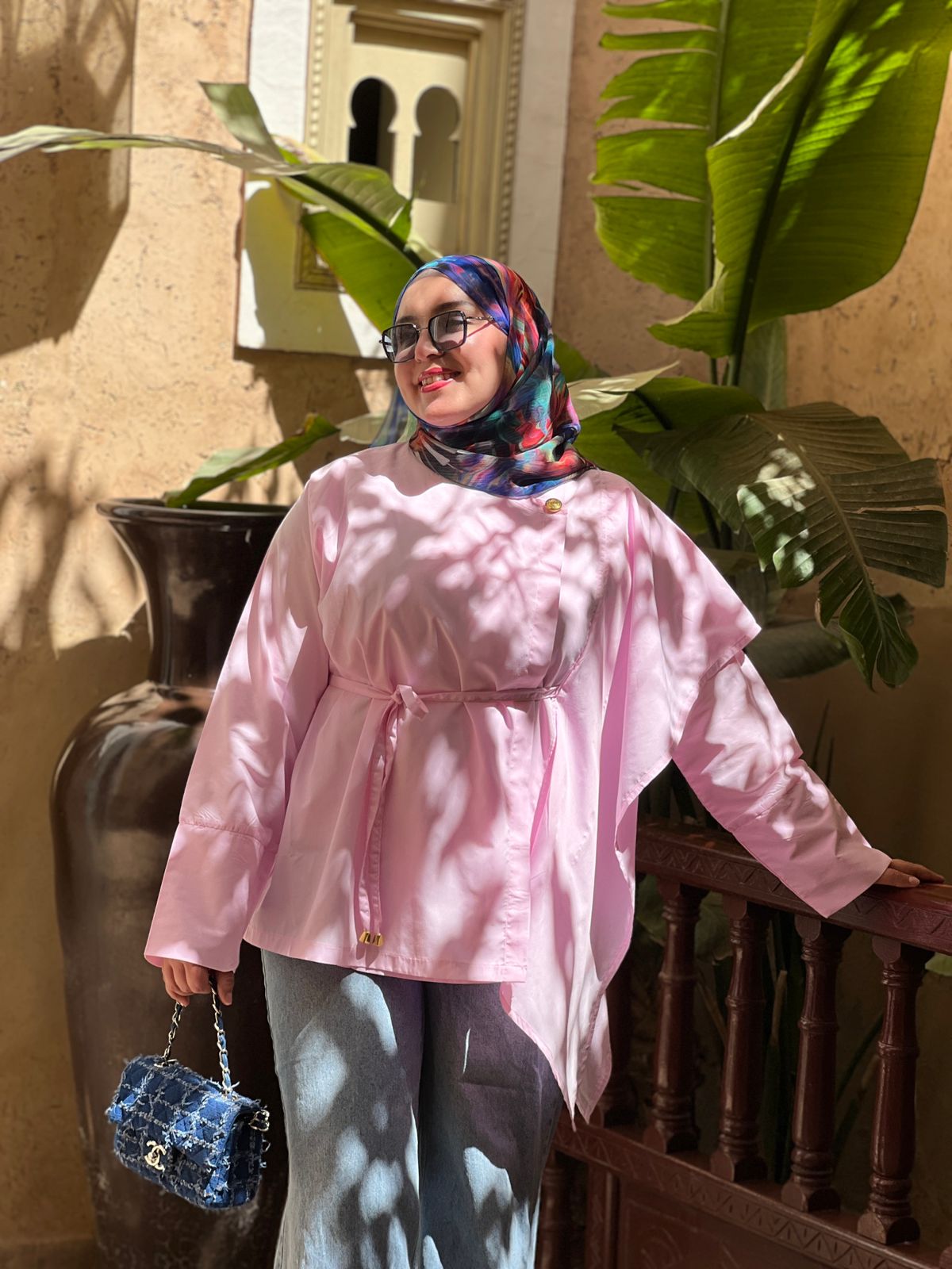 قميص نسائي مميز بقصّة عصرية – لمسة من الأناقة والرقي