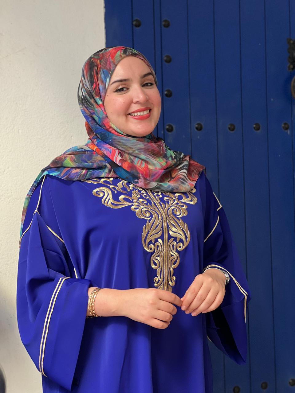 قفطان مغربي أنيق يجمع بين الأصالة والفخامة
