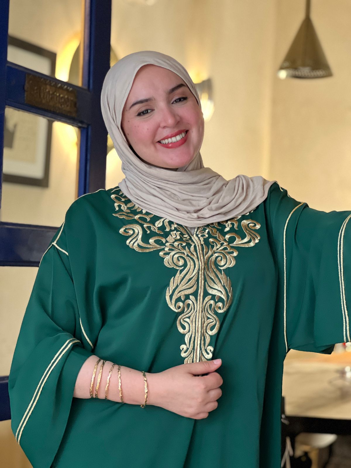 قفطان مغربي أنيق يجمع بين الأصالة والفخامة