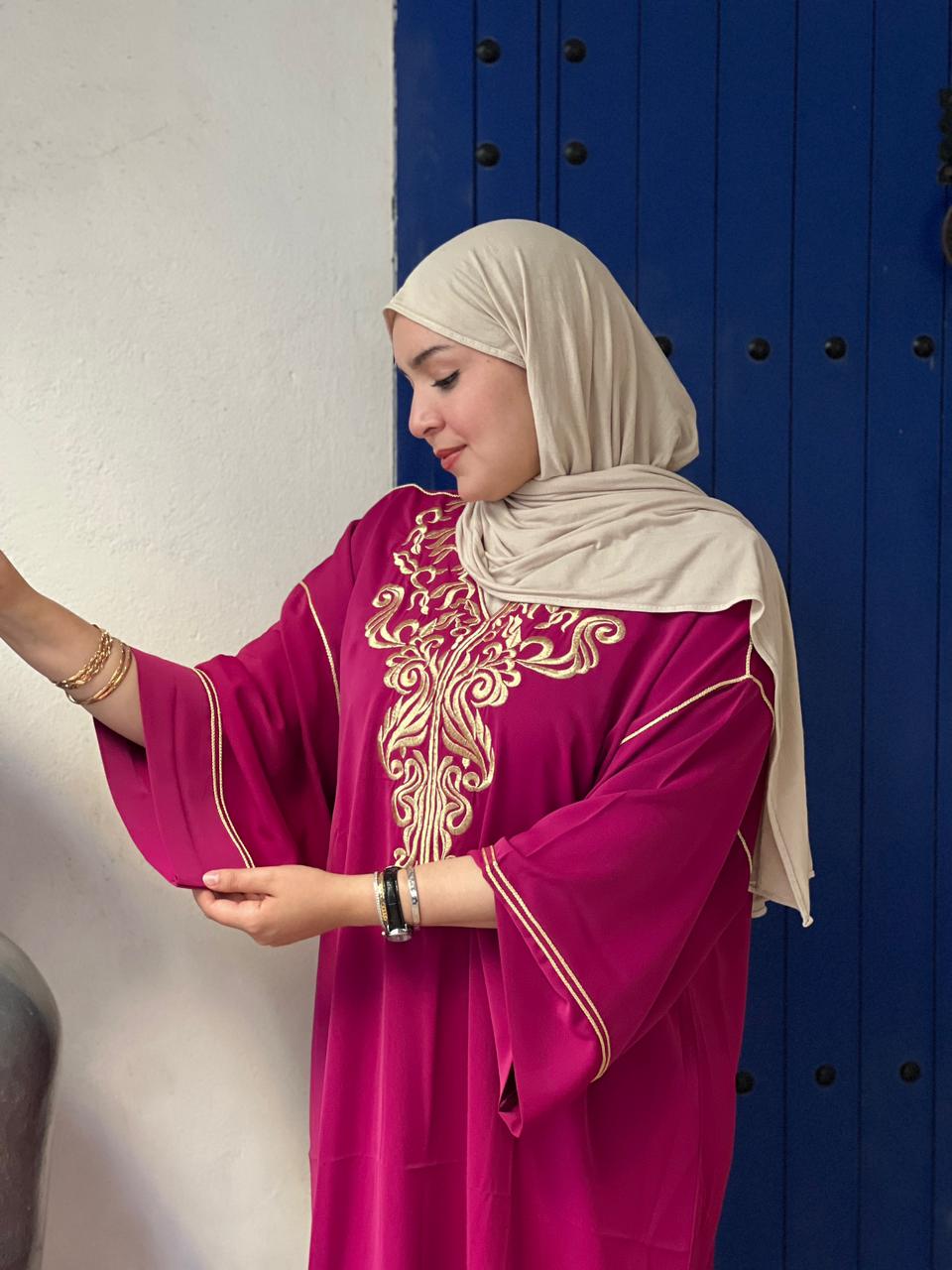 قفطان مغربي أنيق يجمع بين الأصالة والفخامة