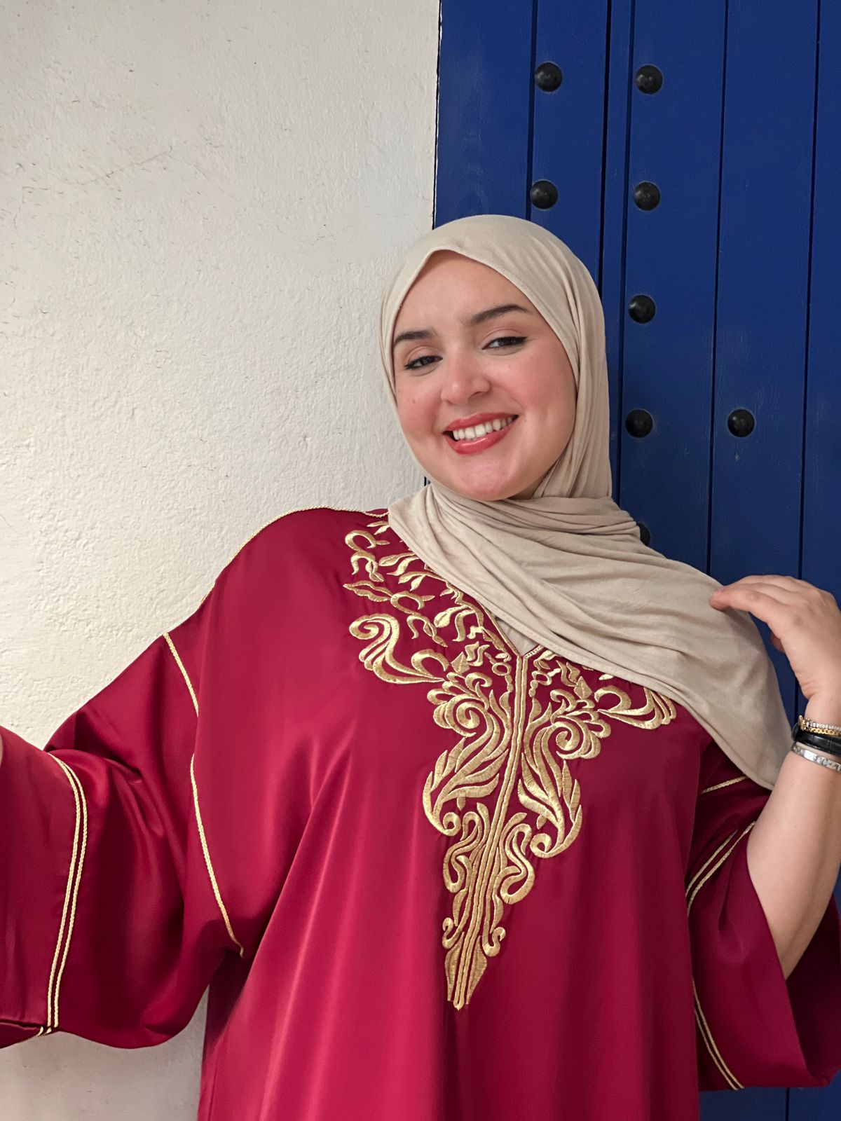 قفطان مغربي أنيق يجمع بين الأصالة والفخامة