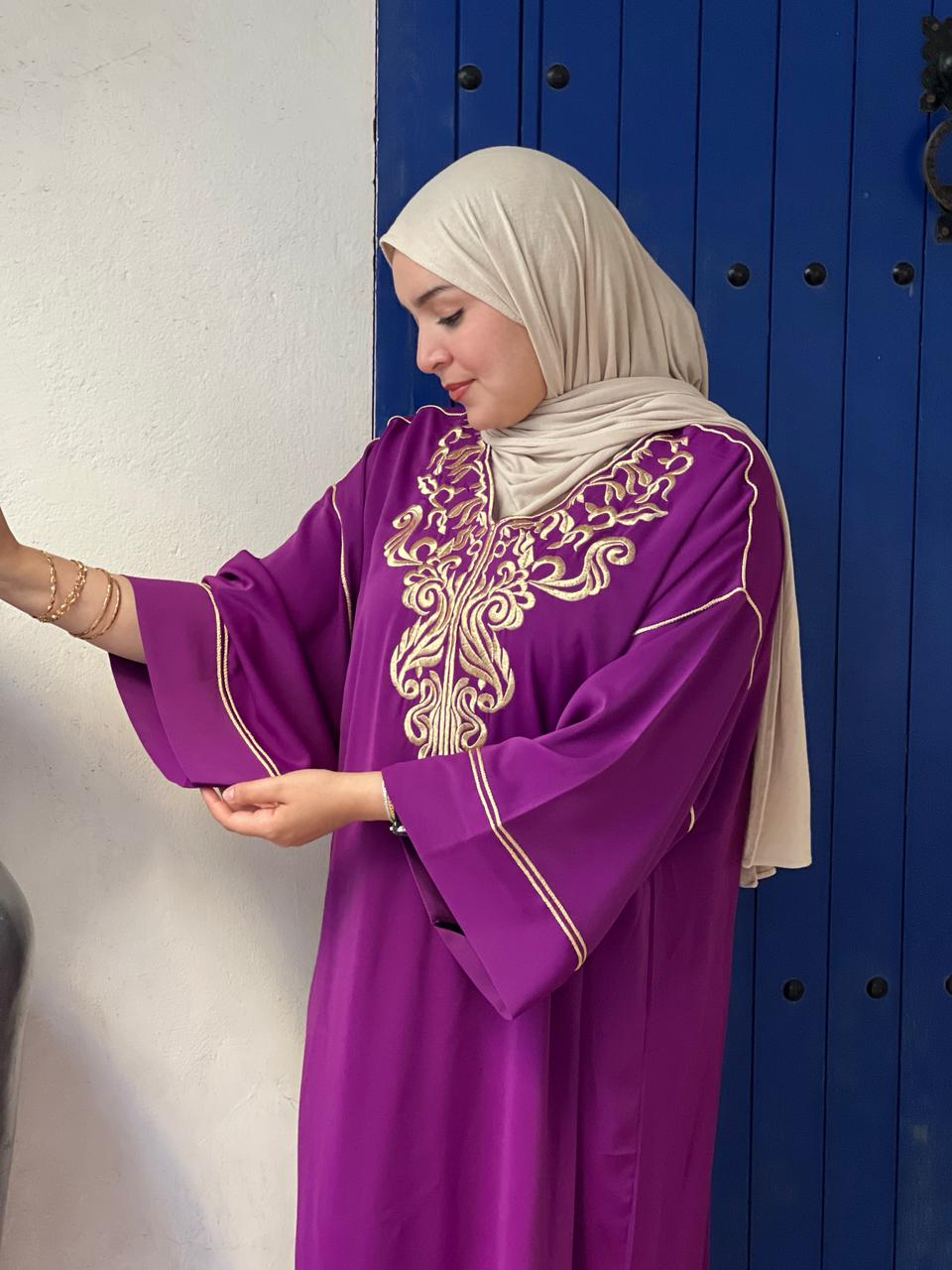 قفطان مغربي أنيق يجمع بين الأصالة والفخامة