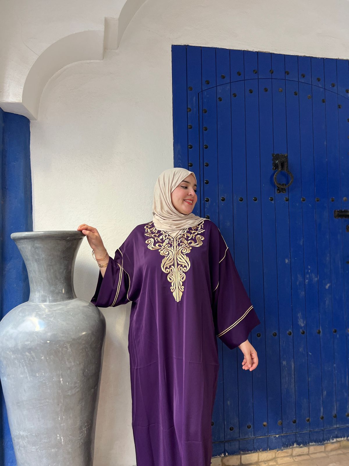قفطان مغربي أنيق يجمع بين الأصالة والفخامة