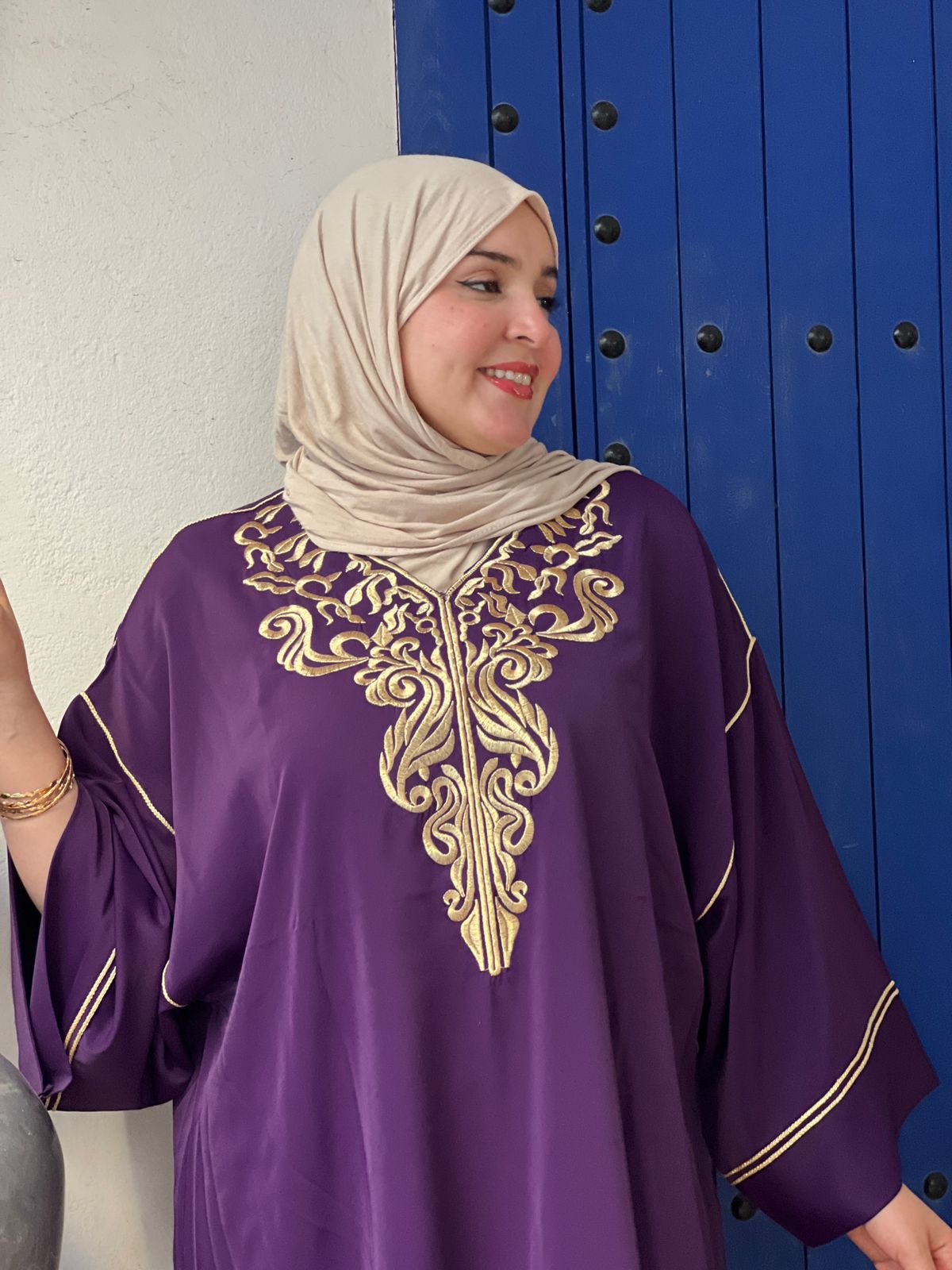 قفطان مغربي أنيق يجمع بين الأصالة والفخامة