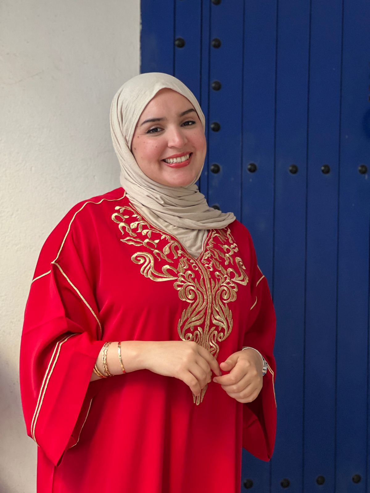 قفطان مغربي أنيق يجمع بين الأصالة والفخامة