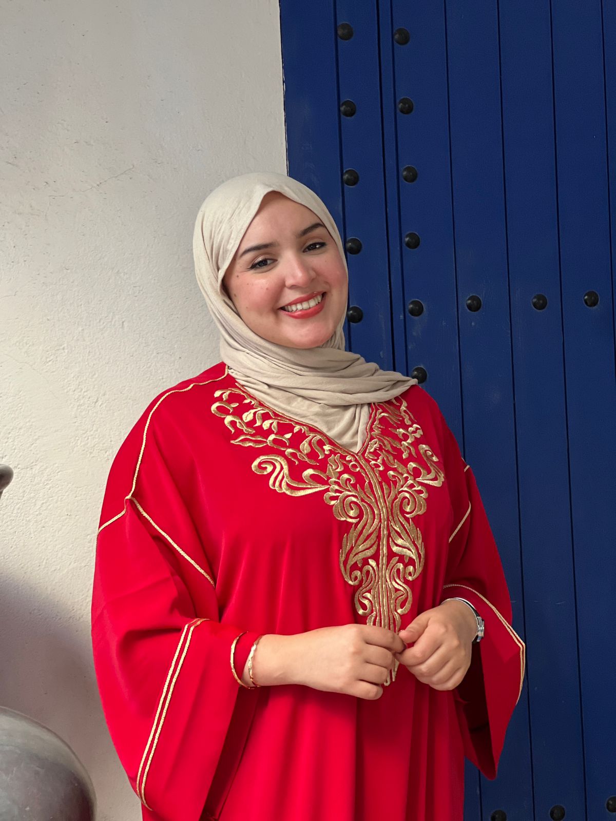 قفطان مغربي أنيق يجمع بين الأصالة والفخامة