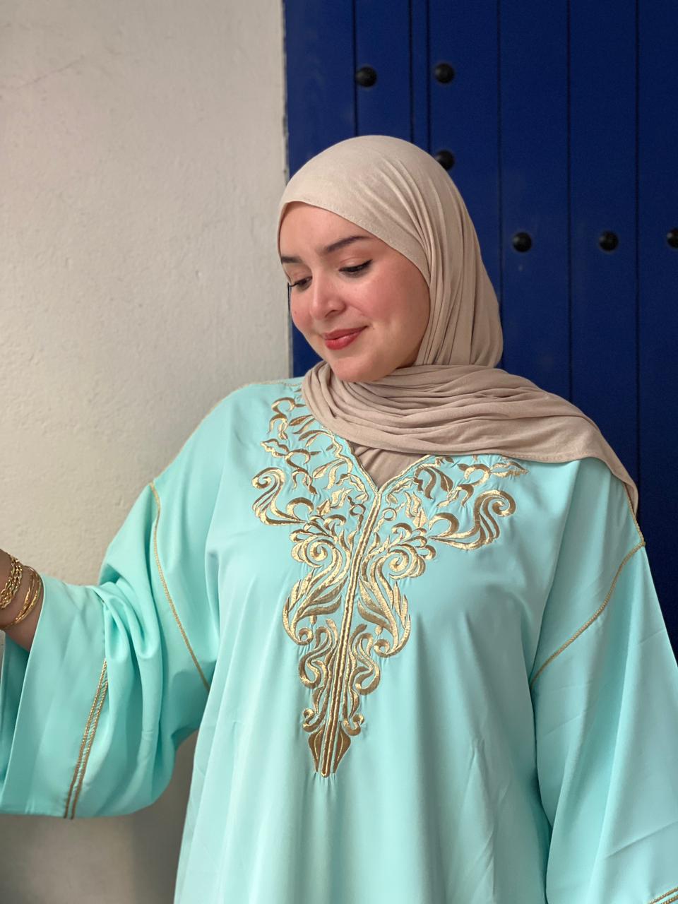 قفطان مغربي أنيق يجمع بين الأصالة والفخامة