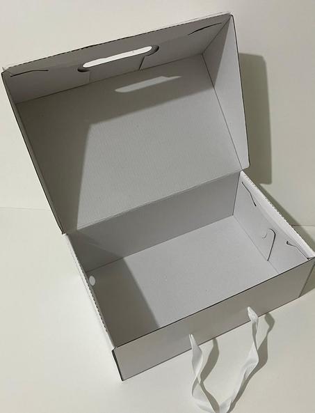 مجموعة (12) شنطة كرتونية فاخرة للملابس ابيض