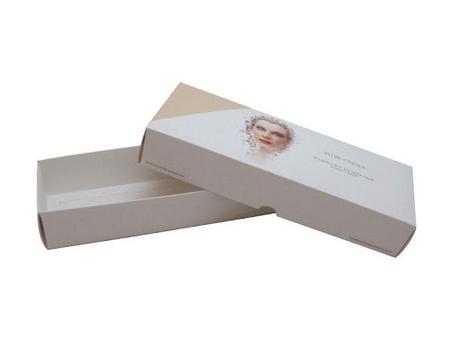 مجموعة (1000) كرتون عبايات ملابس اقمشة بتصميمك وبشعارك