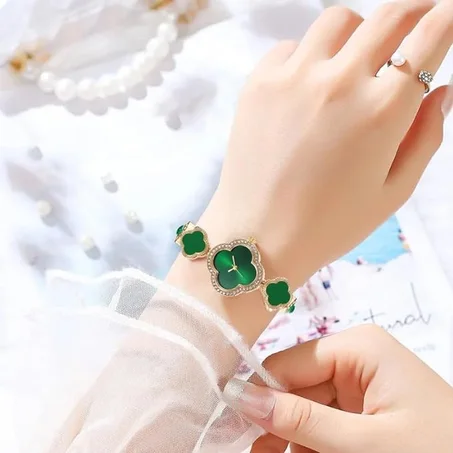 Montre tendance pour femme avec pétales de trèfle à quatre feuilles