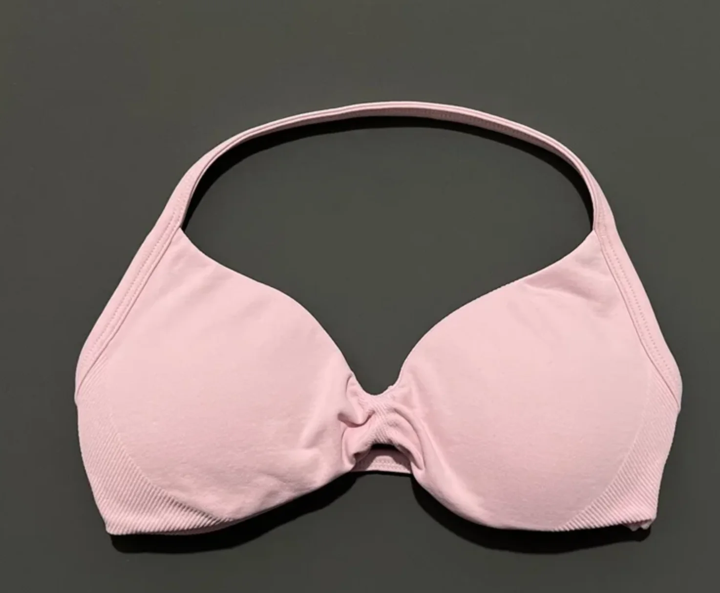 صدرية رياضية نسائية بظهر مفتوح وأربطة أنيقة، تعطي دعم ورفع (بوش أب) مع تأثير تجميع. كؤوس قابلة للإزالة وخامة مريحة وثابتة، مثالية للنادي واليوغا والتمارين اليومية.