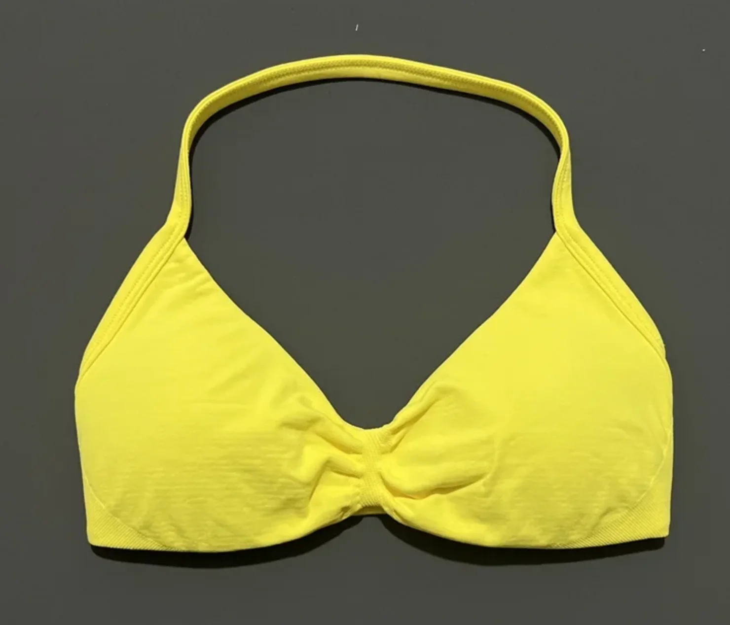 صدرية رياضية نسائية بظهر مفتوح وأربطة أنيقة، تعطي دعم ورفع (بوش أب) مع تأثير تجميع. كؤوس قابلة للإزالة وخامة مريحة وثابتة، مثالية للنادي واليوغا والتمارين اليومية.