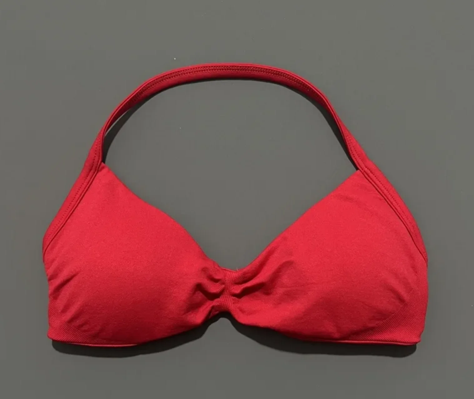 صدرية رياضية نسائية بظهر مفتوح وأربطة أنيقة، تعطي دعم ورفع (بوش أب) مع تأثير تجميع. كؤوس قابلة للإزالة وخامة مريحة وثابتة، مثالية للنادي واليوغا والتمارين اليومية.