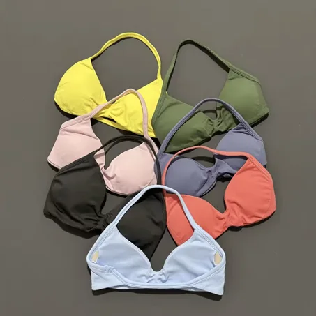 صدرية رياضية نسائية بظهر مفتوح وأربطة أنيقة، تعطي دعم ورفع (بوش أب) مع تأثير تجميع. كؤوس قابلة للإزالة وخامة مريحة وثابتة، مثالية للنادي واليوغا والتمارين اليومية.
