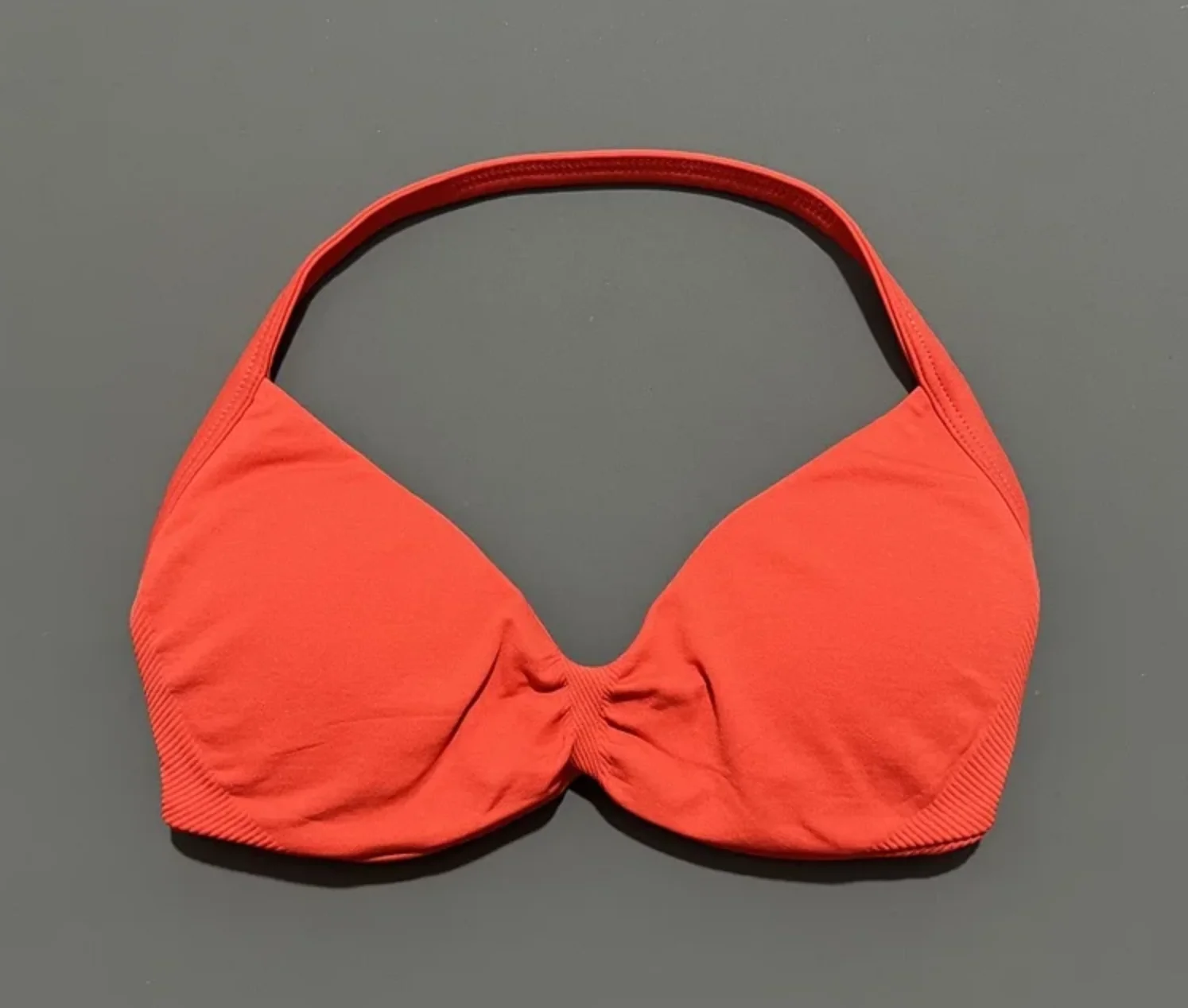 صدرية رياضية نسائية بظهر مفتوح وأربطة أنيقة، تعطي دعم ورفع (بوش أب) مع تأثير تجميع. كؤوس قابلة للإزالة وخامة مريحة وثابتة، مثالية للنادي واليوغا والتمارين اليومية.