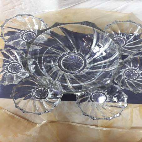 اواني زجاجية  لوضع جميع انواع السلطة والحساء