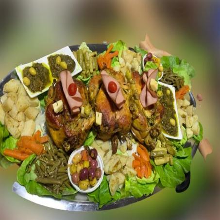 طبق دجاج مشوي في الفرن مرفوق بالخضر منسمة