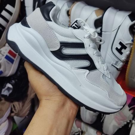 حذاء رياضي خاص بالسيدات