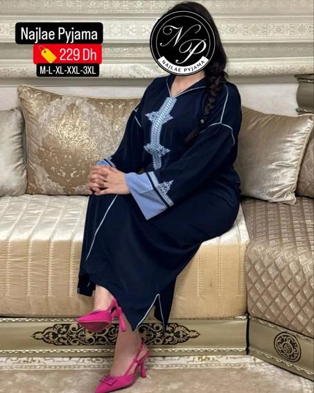 جلابة أنيقة ومفصلة بطريقة مخزانية مطروزة فالصدر والكمام