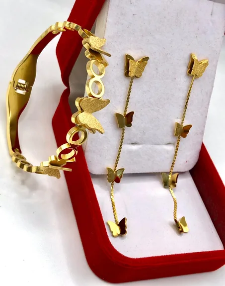 مجموعة مجوهرات مكونة من براصلي رائع وحلقتي أذن مدهشة