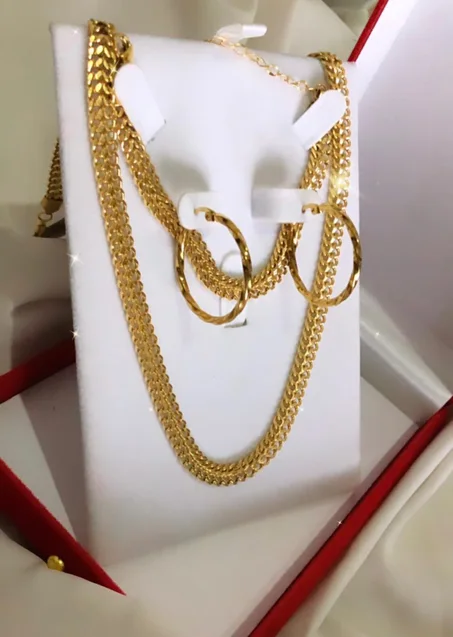 مجموعة مجوهرات أنيقة ,مكونة من سلسلة رائعة وبراصلي جميل