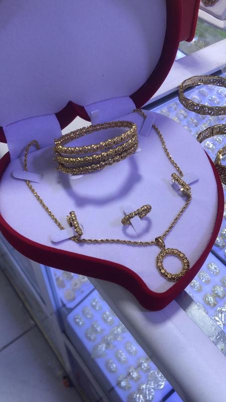 مجموعة  أنيقة من المجوهرات الحديثة 2025 ،مكونة من سلسلة رائعة وبراصلي جميل ليزيد من أناقتك سيدتي