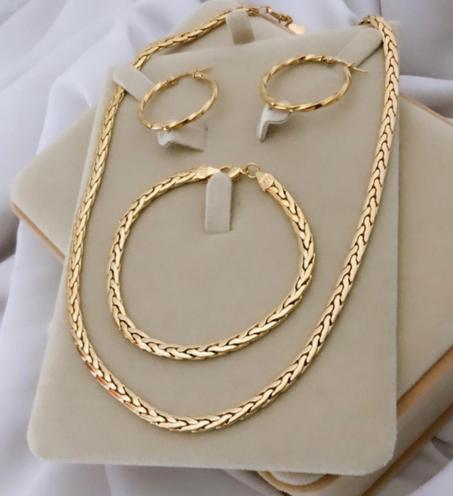 باقة مجوهرات عصرية 2023 ،مكونة من سلسلة جميلة وبراصلي أنيق وحلقات رائعة، مطعمين بالذهب {مشللين بالذهب} ، ليزيد من أناقتك سيدتي .