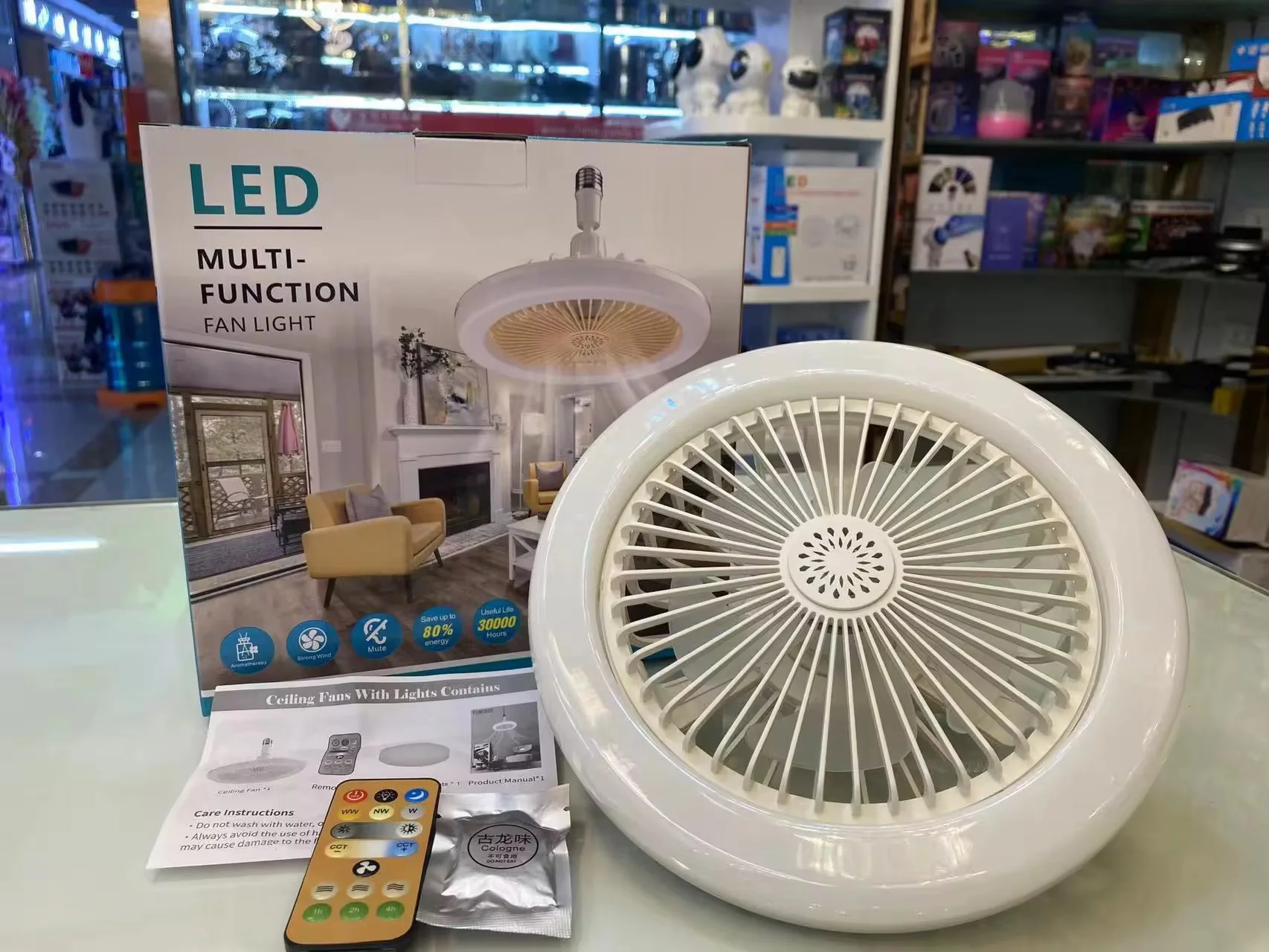 مصباح مع مروحية التبريد