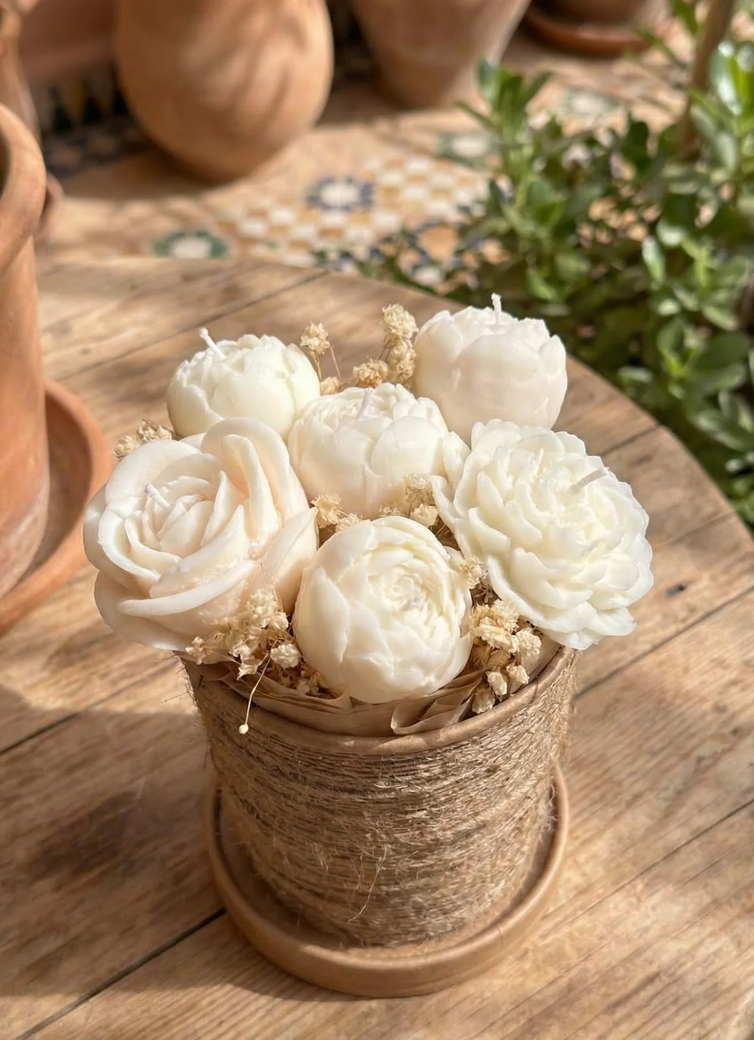 Pot Bohème – Cylindre Jute & Fleurs Sculptées